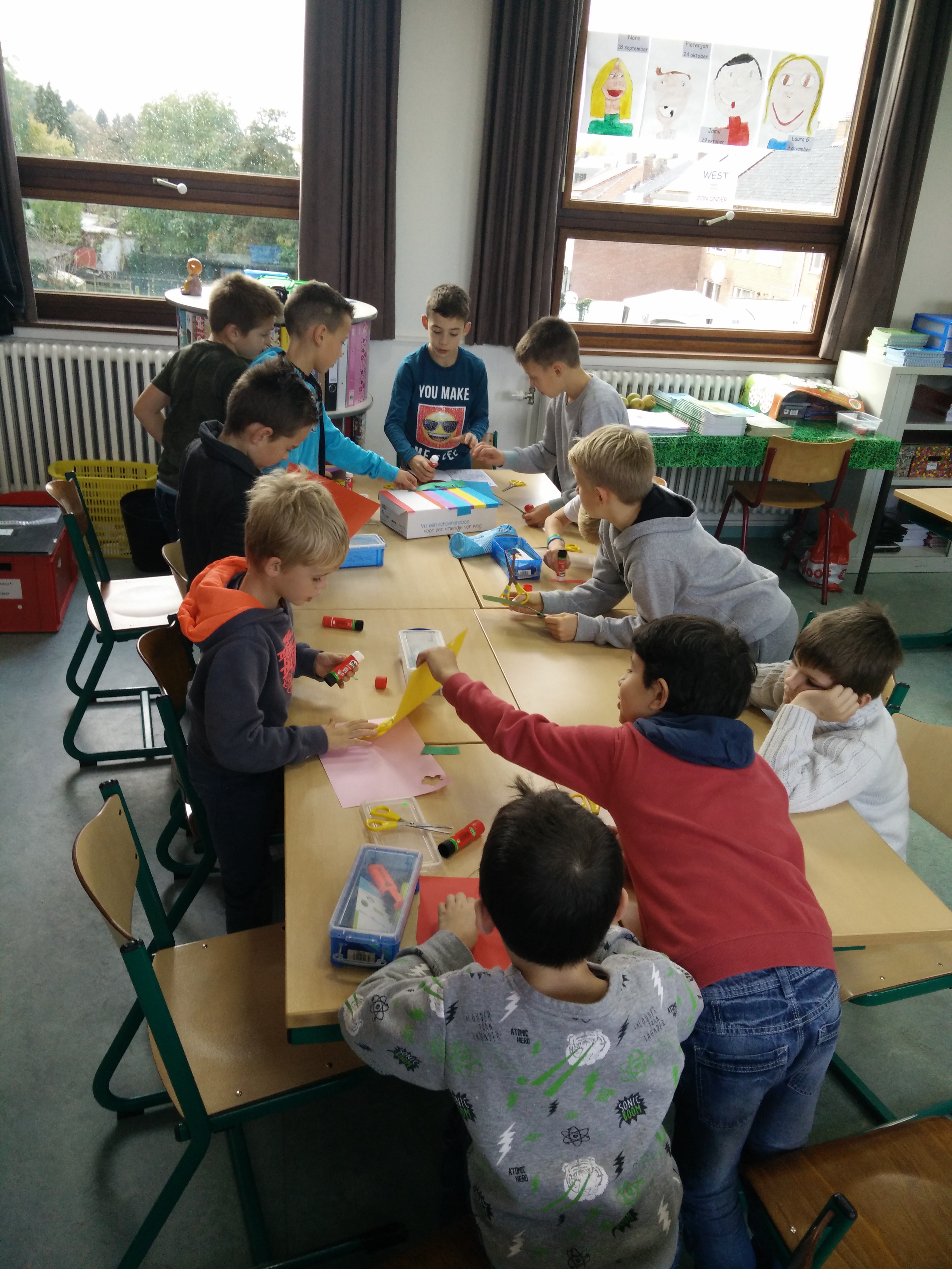 Doosjes vullen en versieren (schoenmaatjes) voor kinderen in verre landen. (3A)